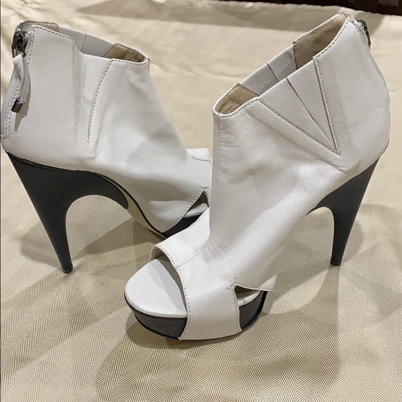 CNC CoSTUME NATIONAL white leather ankle booties - Picture 7 of 8
